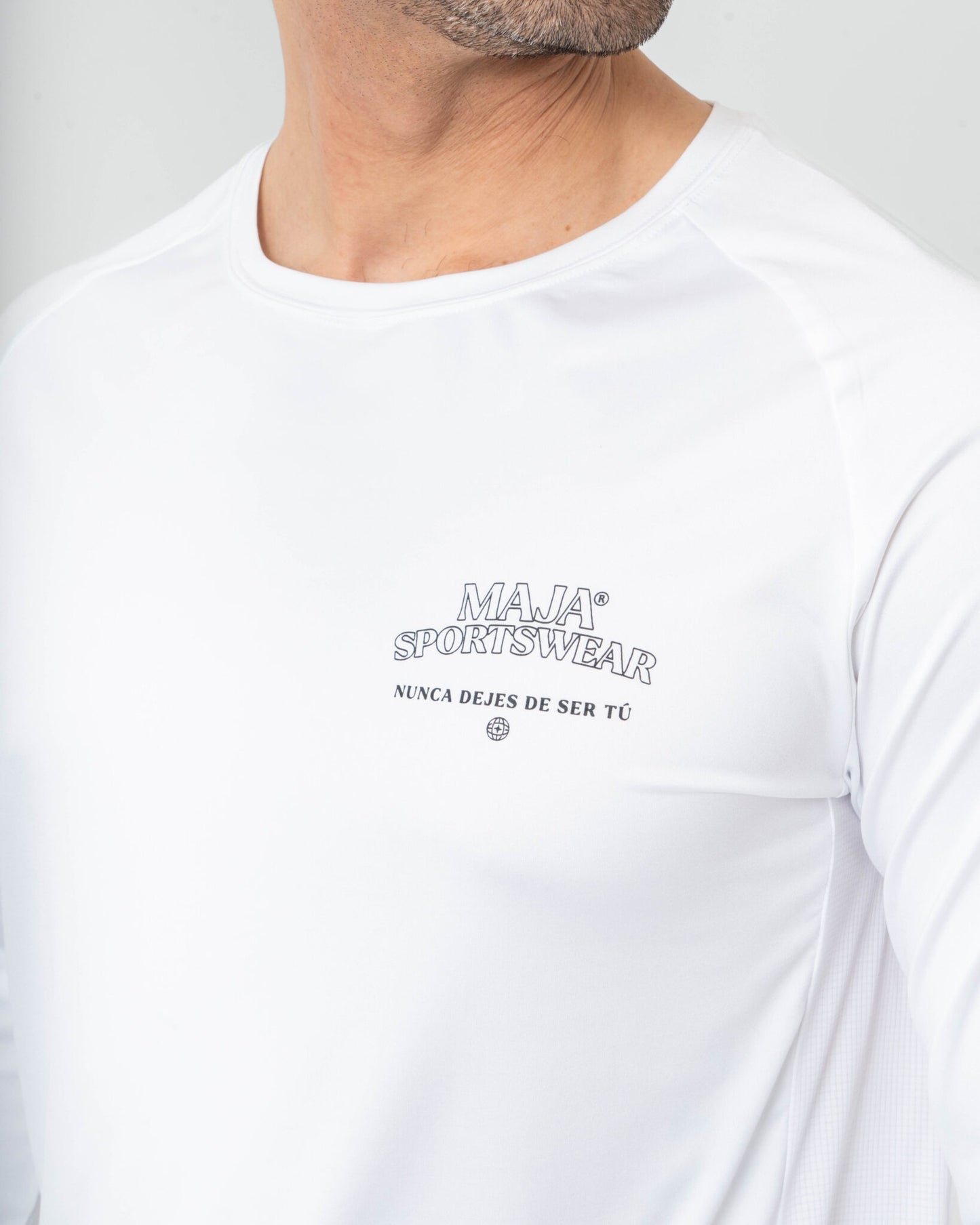 Playera Performance Emblema Dorado