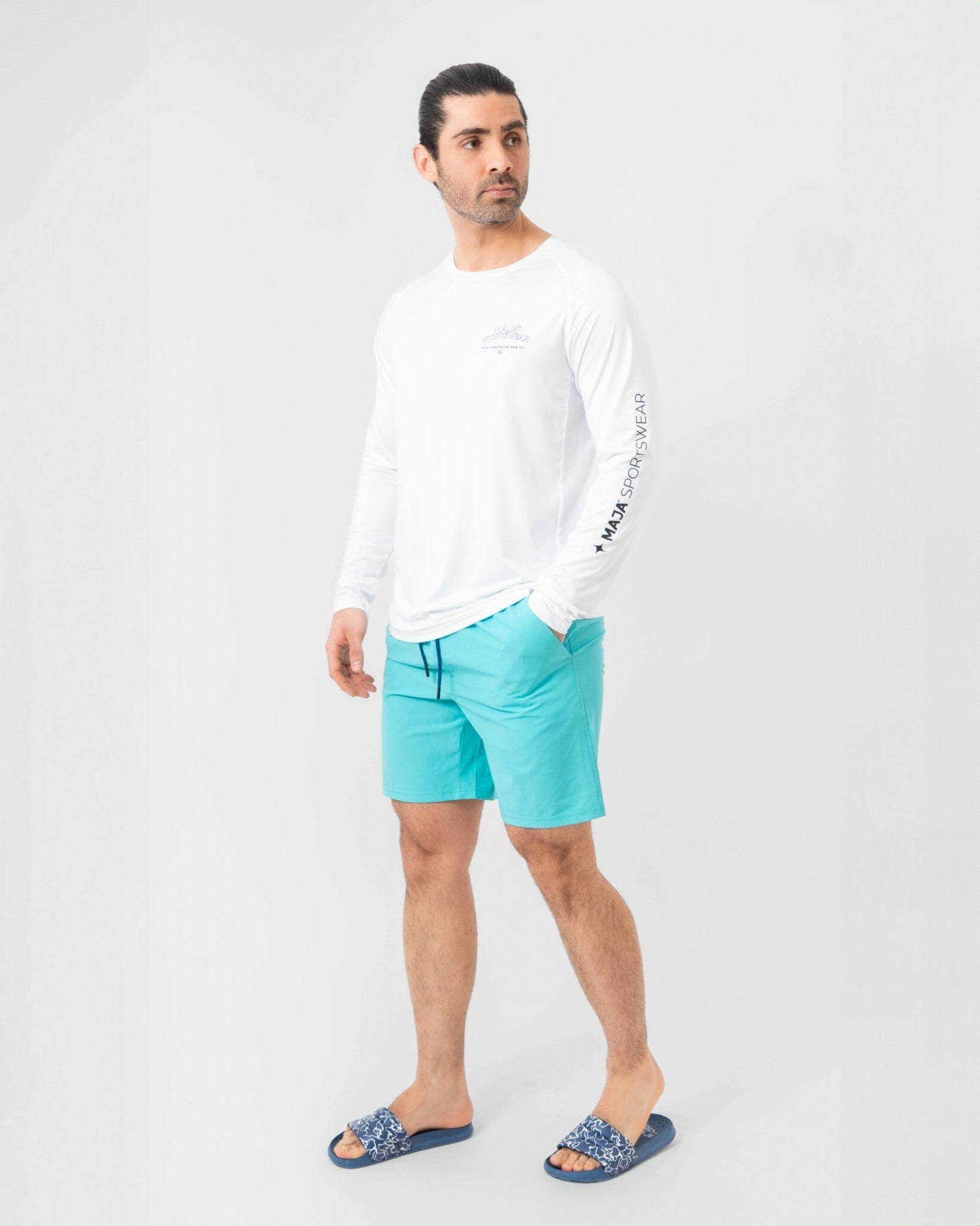 Playera Performance Emblema Dorado