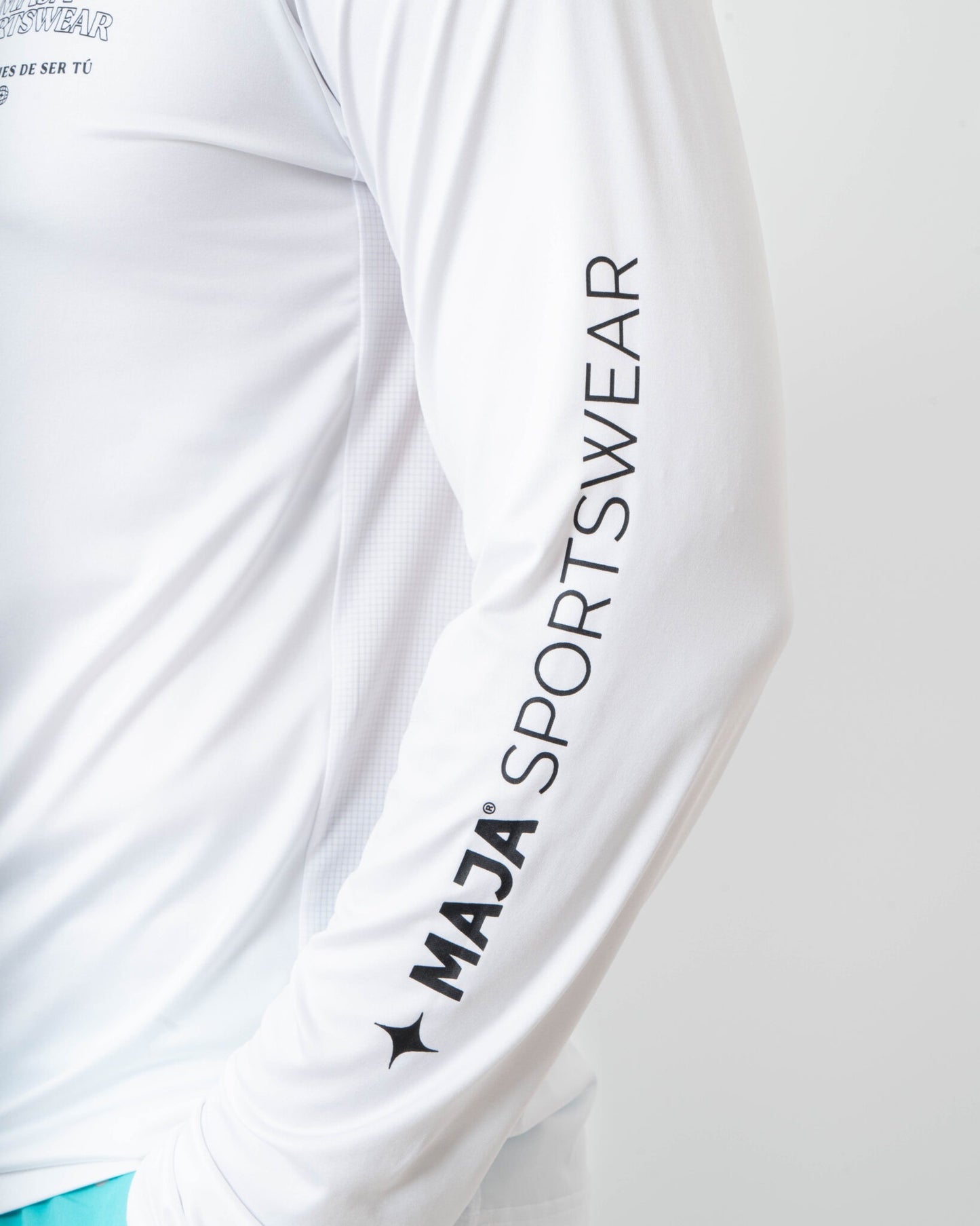 Playera Performance Emblema Dorado